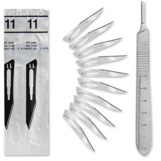 Lot de 50 lames de scalpel figure 11 en acier au carbone – Lames de rechange emballées individuellement stériles + 1 support Shehadeh – Avec manche de 13 cm de long avec échelle de mesure en cm –
