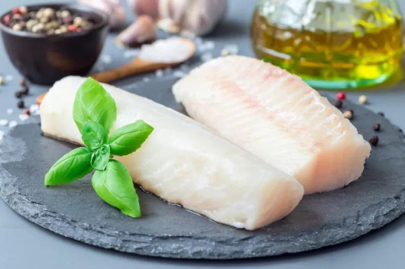 Panier de Filets de Poissons Frais de 2 kg :1 kg de Filets de Saumon D'Ecosse dégraissés et 1 kg de Dos de cabillaud (Pêché en Atlantique Nord-Est)