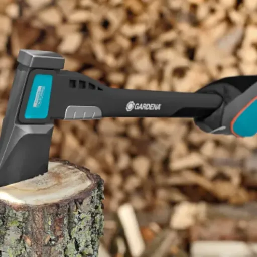 Test Gardena Merlin 2800 S : la hache polyvalente qui fait le job pour le bois et les petits travaux au jardin
