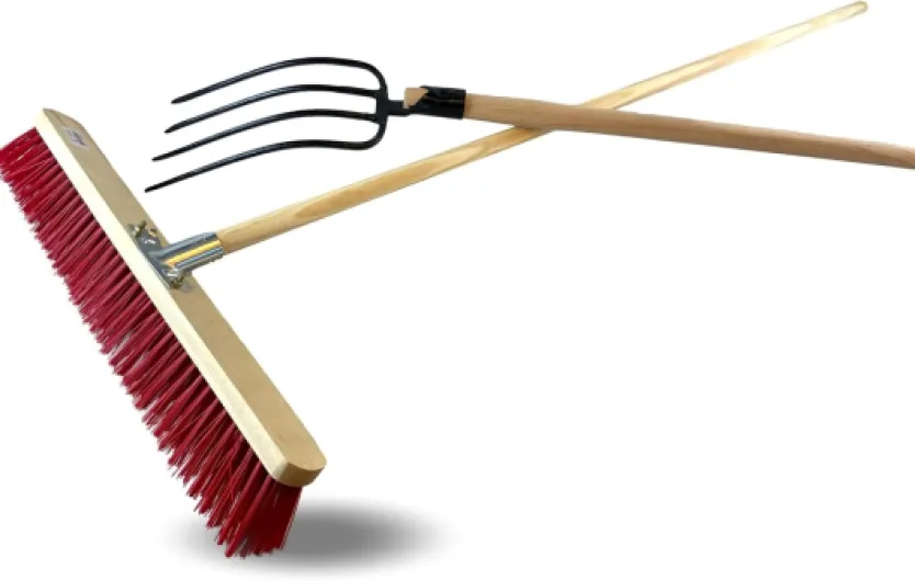 Ensemble Balai Atelier cantonnier PVC 60 cm + Fourche 4 Dents Fines - Manches Bois - Fumier Foin végétaux - Nettoyage écurie - Balayage terrasse - Jardinage, fanage - Kibros BALFCHFKIT Balai PVC 60 cm + Fourche Quantité x 1