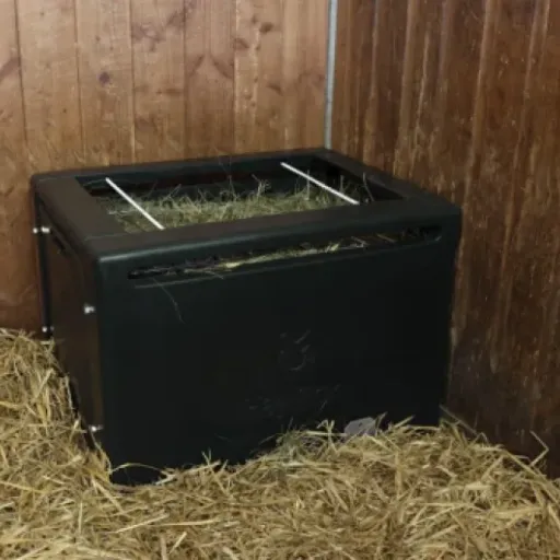 Test Kerbl Râtelier HayBox PP : une boîte à foin pratique mais pas parfaite