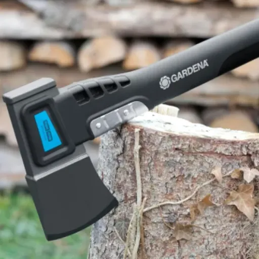 Test Gardena Hache universelle 1400 A : la petite hache polyvalente qui fait le job au jardin